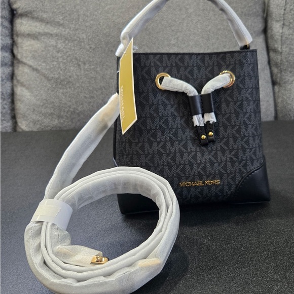 Michael Kors Mercer Small Logo Bucket Bag - Picture 1 of 9